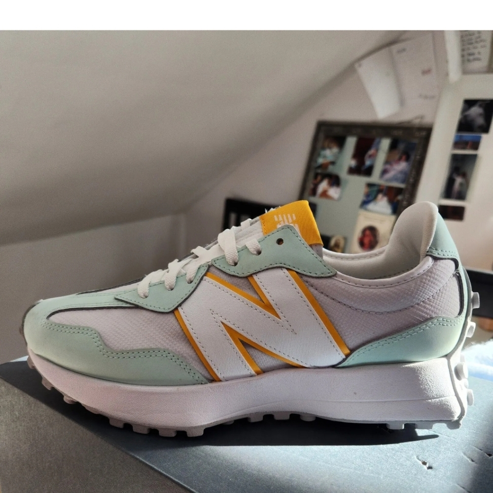 New Balance 327